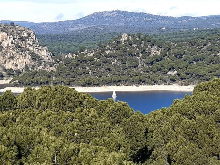 Acogedor Apartamento Con Bellas Vistas Al Embalse Сан-Мартин-де-Вальдейглесьяс Экстерьер фото